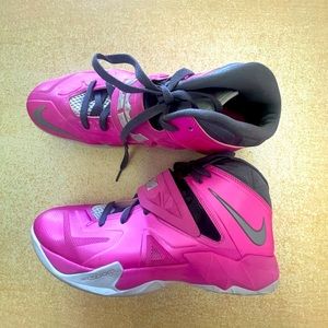 Mens 11.5 pink Nike shoes